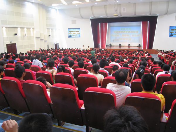 慶祝建黨八十八周年“應(yīng)危機、講奉獻、求發(fā)展”演講比賽
